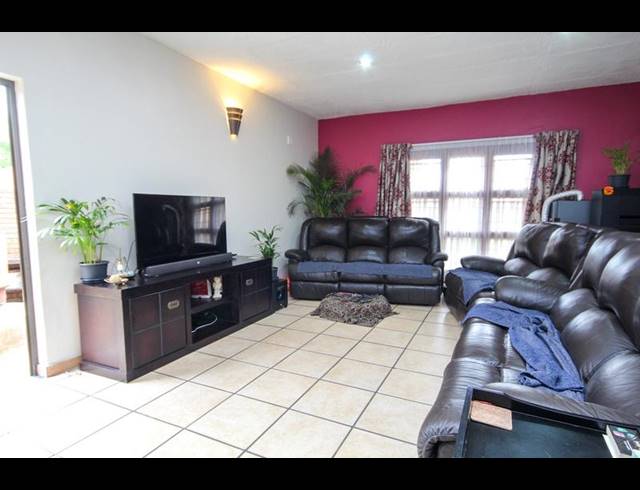 3 BEDROOM TOWNHOUSE FOR SALE IN THATCHFIELD